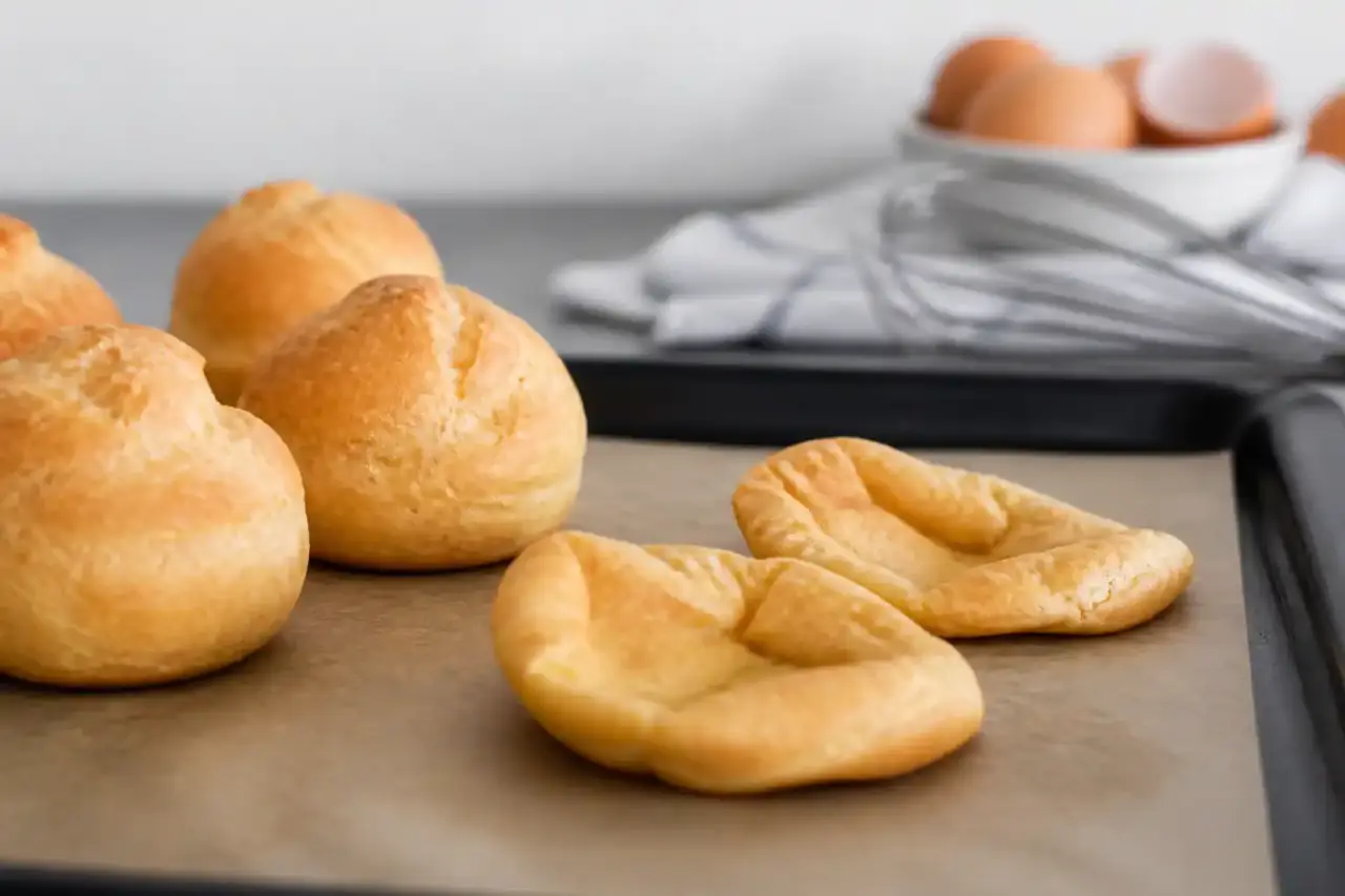 Pâte à choux dorée et légère sur une plaque de pâtisserie